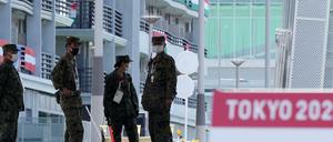 Soldaten vor dem Olympischen Dorf