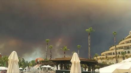 Dunkler Rauch zieht über einen Hotelkompex in der türkischen Urlaubsregion Antalya hinweg. 