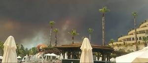 Dunkler Rauch zieht über einen Hotelkompex in der türkischen Urlaubsregion Antalya hinweg.