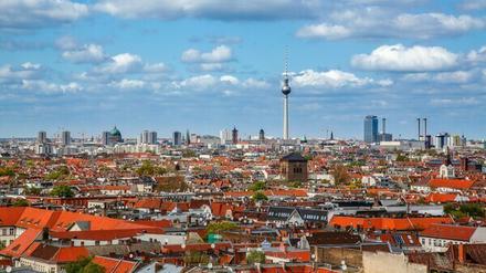 Skyline mit dem Berliner Fernsehturm über den Dächern von Neukölln.