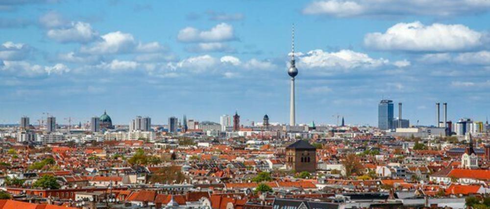 Skyline mit dem Berliner Fernsehturm über den Dächern von Neukölln.