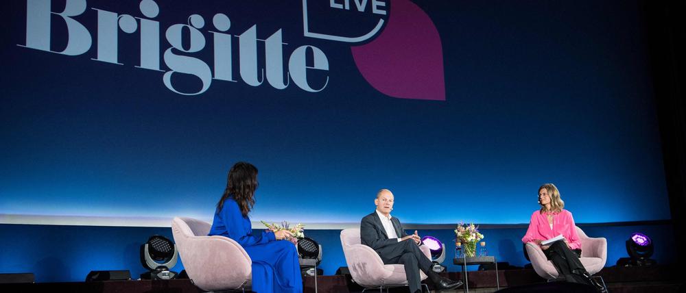 Allein unter Frauen: Olaf Scholz beim Talk mit den Redakteurinnen der "Brigitte."