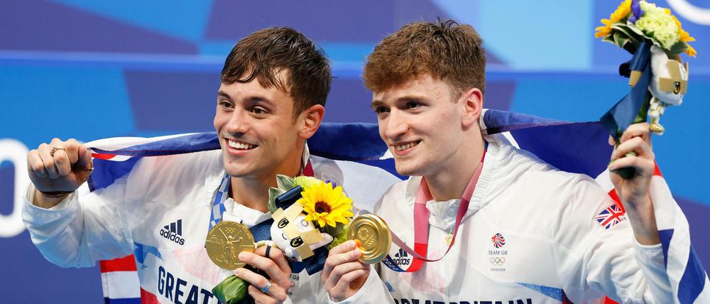 Tom Daley (links) und Matty Lee bei der Siegerehrung in Tokio.