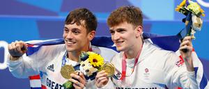 Tom Daley (links) und Matty Lee bei der Siegerehrung in Tokio.