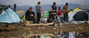 Geflüchtete bei Idomeni an der Grenze zwischen Griechenland und Mazedonien 2016 (Archivbild).