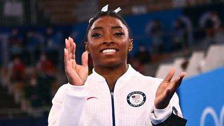 Simone Biles mit dem Applaus während des Team-Finales im Mehrkampf.