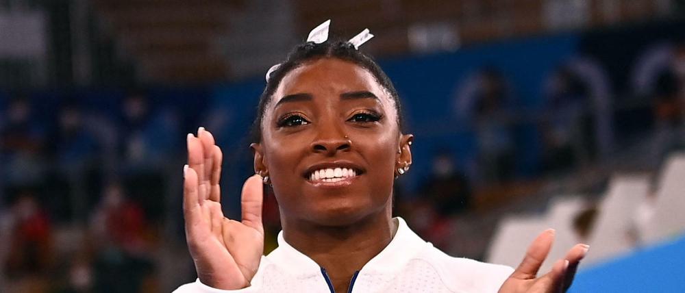 Simone Biles mit dem Applaus während des Team-Finales im Mehrkampf.