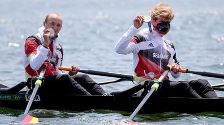 Jonathan Rommelmann und Jason Osborne (r) mit ihren Silbermedaillen bei der Siegerehrung im Sea Forest Waterway.