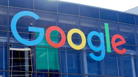 Das Logo von Google an der Fassade des Hauptsitzes des Mutterkonzerns Alphabet in den USA.