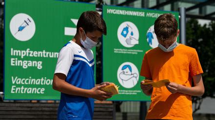 Für Kinder und Jugendliche gibt es noch immer keine einheitliche Impfempfehlung. Sie sind also am ehesten darauf angewiesen, dass die Ältere sich impfen lassen.
