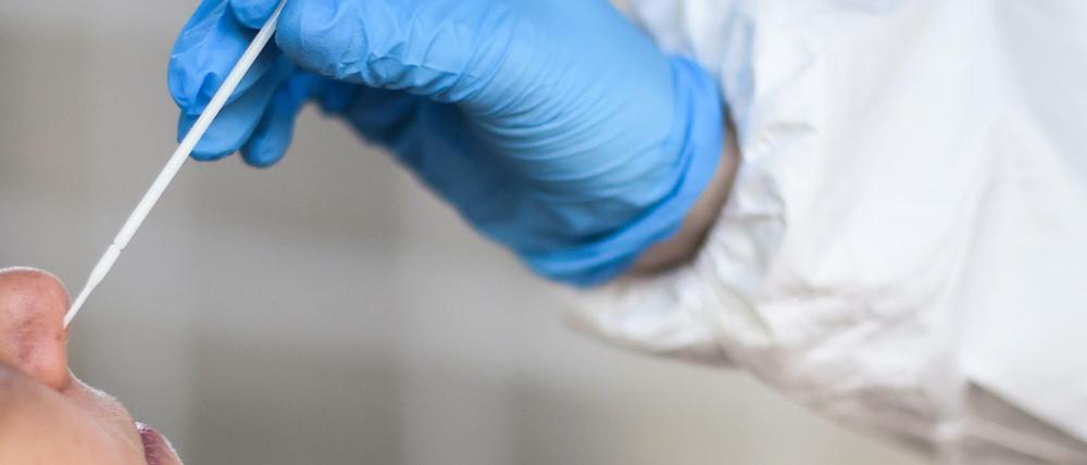Wegen des Verdachts auf Abrechnungsbetrug hatte es bereits am Mittwoch Razzien in Corona-Teststellen gegeben. (Symbolbild)