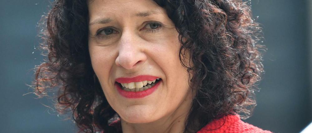 Die ehemalige Vorsitzende des Landesverbandes Berlin von Bündnis 90/Die Grünen, Bettina Jarasch, steht am 25.03.2017 in Berlin bei der Landesmitgliederversammlung ihrer Partei im Foyer. Jarasch bewirbt sich um einen vorderen Listenplatz für die anstehende Bundestagswahl. Foto: Paul Zinken/dpa +++(c) dpa - Bildfunk+++ | Verwendung weltweit