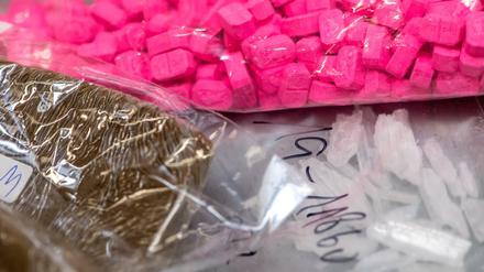 Haschisch (vorne links), Ecstasy (oben) und Crystal: In der Pandemie ist die Drogenkriminalität nicht gesunken, sondern weiter gestiegen. 