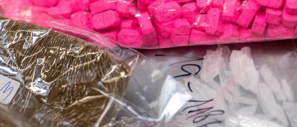 Haschisch (vorne links), Ecstasy (oben) und Crystal: In der Pandemie ist die Drogenkriminalität nicht gesunken, sondern weiter gestiegen.