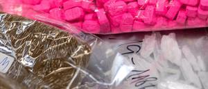 Haschisch (vorne links), Ecstasy (oben) und Crystal: In der Pandemie ist die Drogenkriminalität nicht gesunken, sondern weiter gestiegen. 