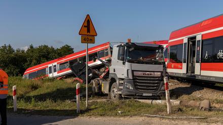 Der Zug nach Berlin stieß am Donnerstagmorgen an einem Bahnübergang in dem Dorf Kolbaskowo mit einem Lastwagen zusammen.