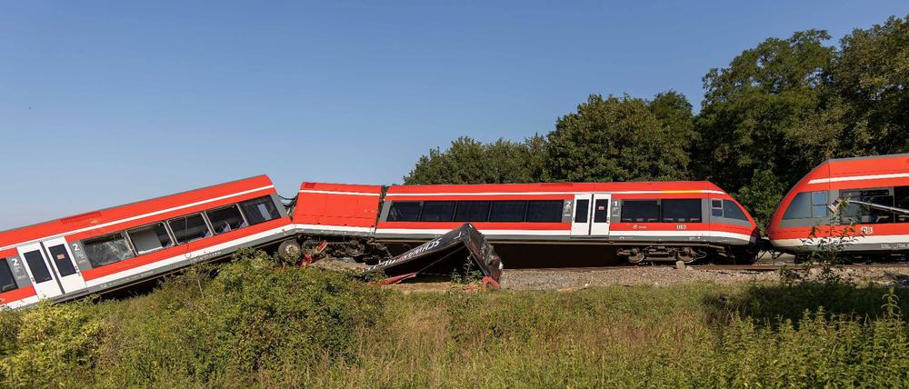 Acht Menschen wurden mit leichten Verletzungen wie Schürfwunden und Prellungen ambulant behandelt.