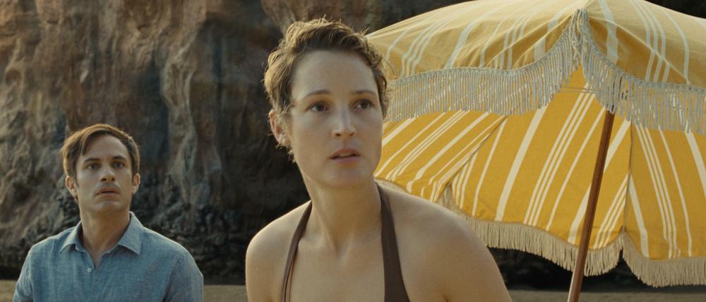 Guy (Gael García Bernal) und Prisca (Vicky Krieps) erfahren das tödliche Geheimnis des Strandes am eigenen Leib.