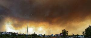 Eine Wand aus Rauch wabert über Manavgat.