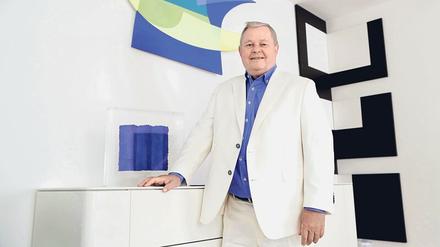 Siegfried Grauwinkel lebt mit der Kunst. Seine Zuhause prägen unter anderem Arbeiten von Dóra Maurer, Imre Kocsis und Helmut Dirnaichner.
