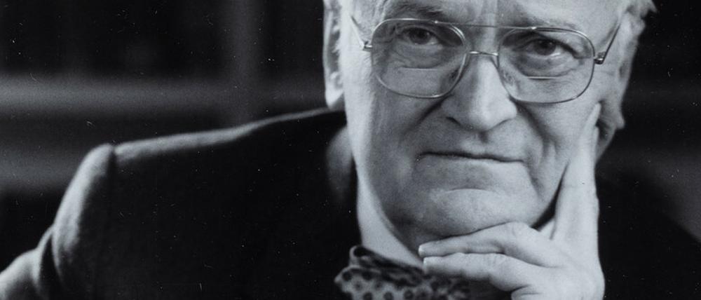 Gerichtsmediziner und Charité-Chefarzt Otto Prokop im Porträt mit Anzug und Fliege.