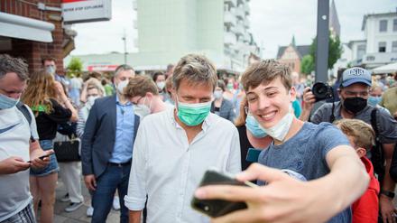 Robert Habeck posiert mit Jugendlichen auf Sylt.