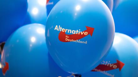 Luftballons mit dem Logo der AfD. 