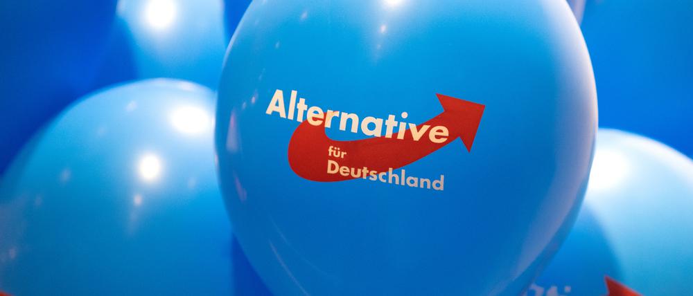 Luftballons mit dem Logo der AfD.