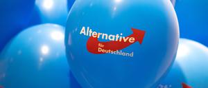 Luftballons mit dem Logo der AfD. 