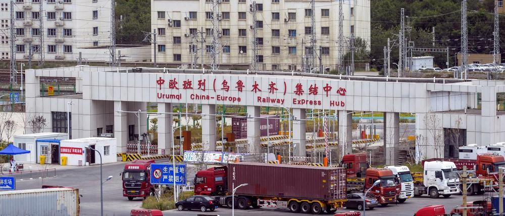 Neues Zentrum für den Export chinesischer Güter nach Europa. Eisennhanknotenpunkt in Urumqui, Xinjiang, der angeblich Autonomen Region der Uiguren.