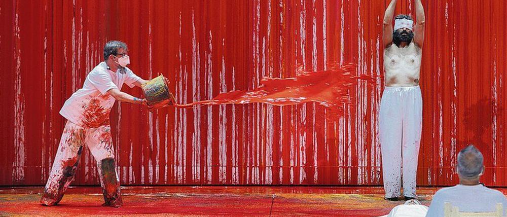 Das Bühnenbild der konzertanten "Walküre", gestaltet vom österreichischen "Blutkünstler" Hermann Nitsch.