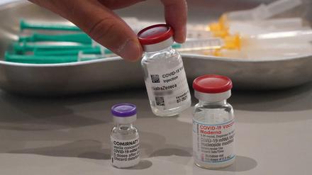 Ein Mitarbeiter des Impfzentrums in den Messehallen Hamburg nimmt eine Impfdose vom Impfstoff Astrazeneca.