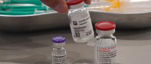 Ein Mitarbeiter des Impfzentrums in den Messehallen Hamburg nimmt eine Impfdose vom Impfstoff Astrazeneca.