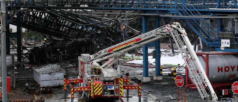 In den Ruinen der Müllverbrennungsanlage im Leverkusener Chempark werden noch fünf Arbeiter vermisst.
