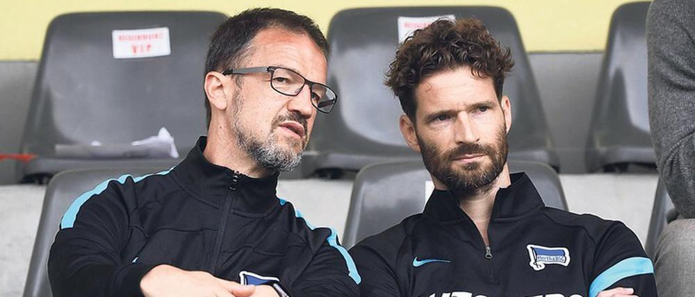 Hat schon Kopfschmerzen. Herthas Sportgeschäftsführer Fredi Bobic (li., hier mit Sportdirektor Arne Friedrich) hat kein Verständnis für die derzeitige Obergrenze bei den Zuschauern in den Stadien.