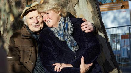 Der Baum-Künstler Ben Wagin und Kulturstaatsministerin Monika Grütters. 