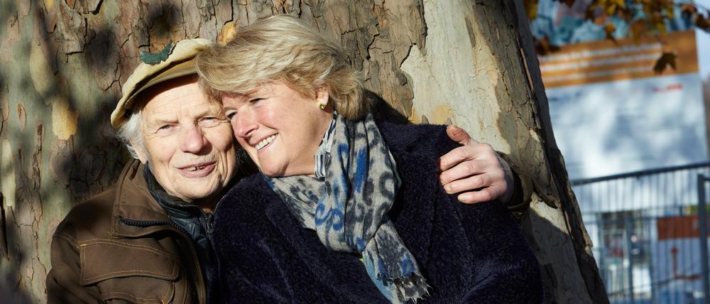 Der Baum-Künstler Ben Wagin und Kulturstaatsministerin Monika Grütters. 