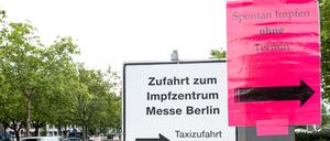 Ein Schild mit der Aufschrift "Spontan Impfen ohne Termin" hängt vor dem Impfzentrum Messe Berlin.