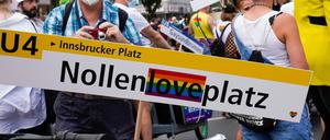 Rund um den Nollendorfplatz in Berlin-Schöneberg liegt der Regenbogenkiez mit vielen queeren Kneipen und Bars.