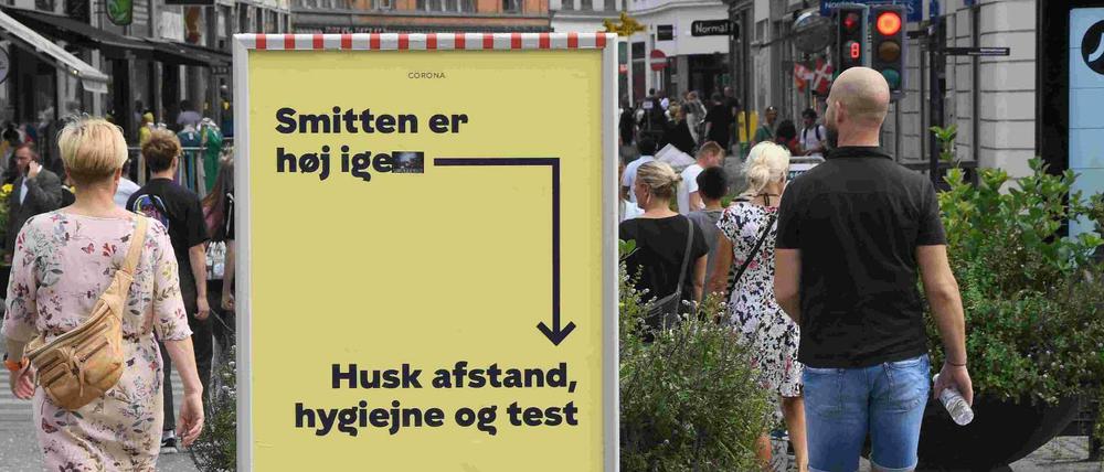Ein Schild in Kopenhagen weist auf die Corona-Regeln hin.