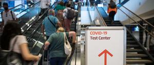 Erst jetzt, wenn in vielen Bundesländern die Schulferien enden, wird die Testpflicht für Reiserückkehrer in Kraft gesetzt.