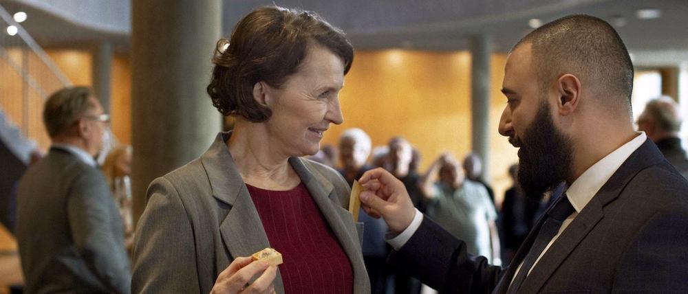 Justizministerin Elisabeth (Karen-Lise Mynster) witzelt mit ihrem Assistenten Farshad (Hadi Ka-Koush) beim Empfang zur Eröffnung eines neuen Gefängnisses.