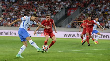 Starker Start vor großer Kulisse. Suat Serdar Hertha BSC (vorn) erzielt das Tor zum 2:0 für die Berliner, James Milner (hinten) vom FC Liverpool kann da nur staunen.