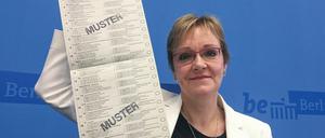 Berlins Landeswahlleiterin Petra Michaelis zeigt bei einem Pressetermin den fast einen Meter langen Stimmzettel.