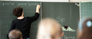 Eine Lehrerin an der Tafel.