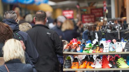 Schuhläden verzeichneten im Juni ein kräftiges Plus. Insgesamt ist der Weg aus der Krise für den Handel aber mühsam. 