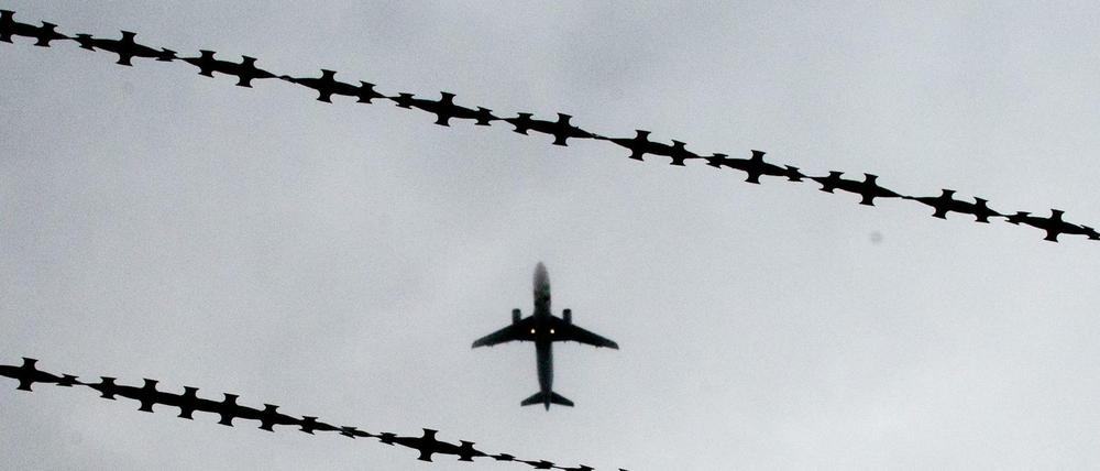 Ein Flugzeug ist hinter Stacheldraht zu sehen. Hier startet ein Abschiebeflug aus Hannover. Auch aus Berlin ist in diesem Jahr bereits eine Sammelabschiebung gestartet - vom Flughafen BER.