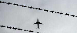 Ein Flugzeug ist hinter Stacheldraht zu sehen. Hier startet ein Abschiebeflug aus Hannover. Auch aus Berlin ist in diesem Jahr bereits eine Sammelabschiebung gestartet - vom Flughafen BER.