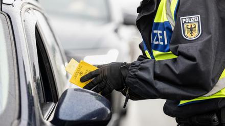 Die Bundespolizei hat mit Kontrollen der verschärften Testpflicht für Reiserückkehrer begonnen. 
