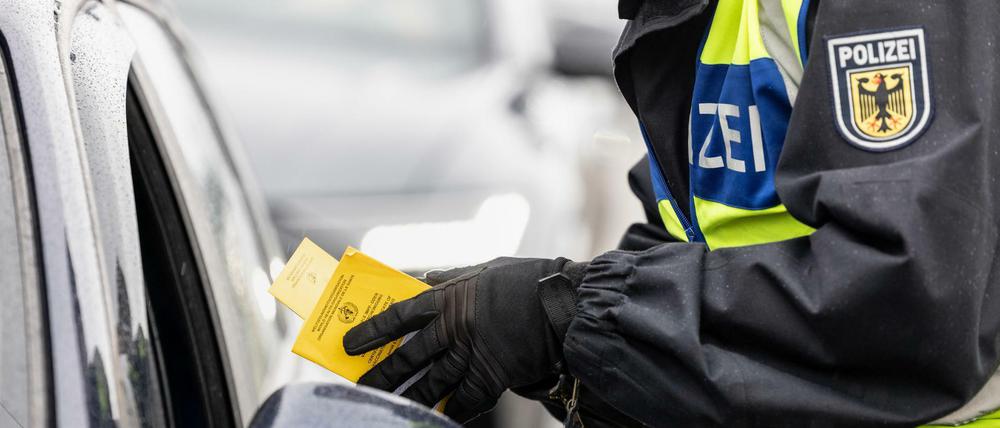 Die Bundespolizei hat mit Kontrollen der verschärften Testpflicht für Reiserückkehrer begonnen. 